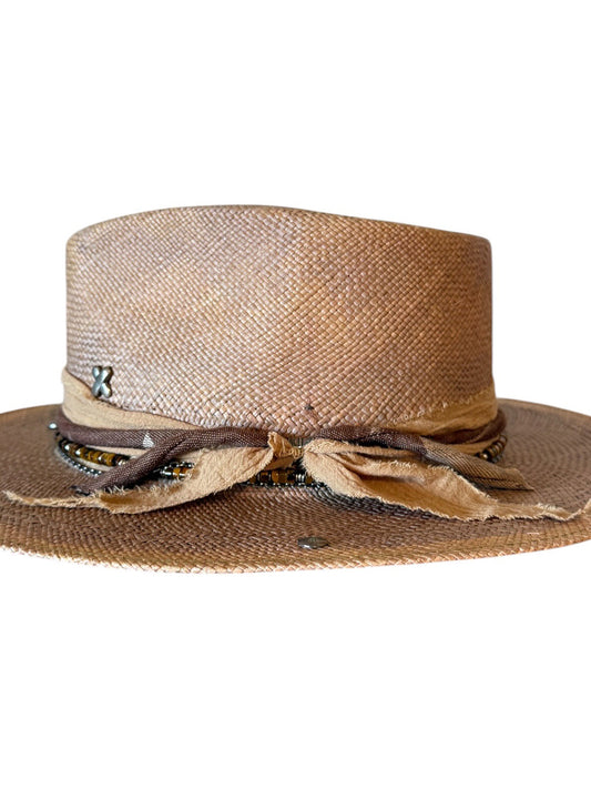 detail-of-the-woven-palm-straw-texture-on-the-sonora-fedora-with-the-sun-burnished-gradient-visible-across-the-brim